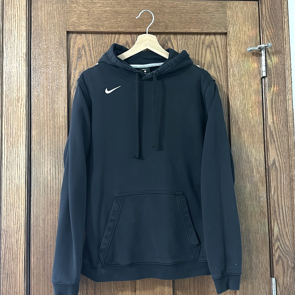 Men’s M Nike hoodie.